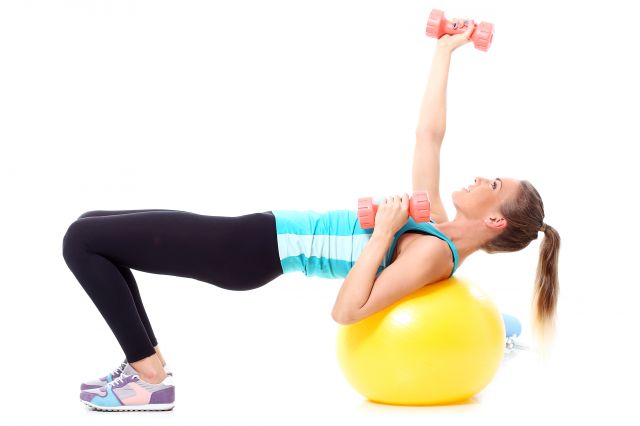 ejercicio fisico mujer actividad fisica bajar de peso pelota amarilla workout rutina de ejercicios